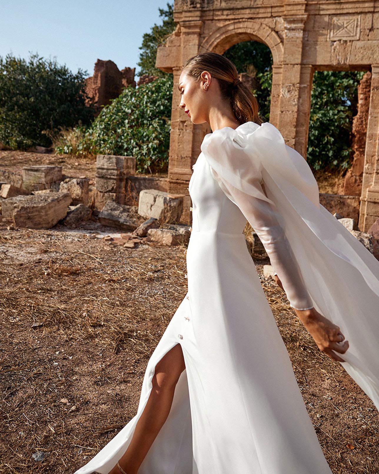 Novia caminando con paisaje natural de fondo